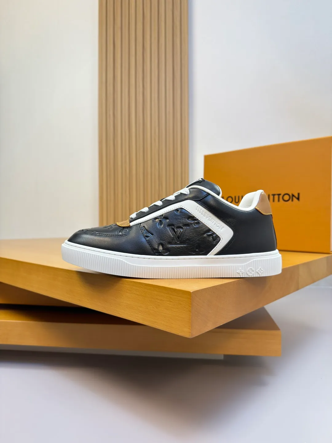 [L Home] Top P: 740💰 Size: 39-44 (customized for 38.45) 2026🆕 Lv new men's high-end original casual sports sneakers Upper: 🔝Nappa calfskin. Air-pressured brand totem, toe box, heel. Air-pressured brand logo, tongue. Sewn brand plastic module Lining: Brand canvas Outsole: Ultra-light TPR rubber; Molded outsole Super high quality control and fine workmanship.